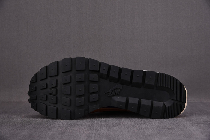 nike vaporwaffle sacai sesame dark iris dd1875-500